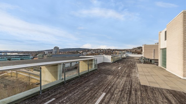 Fra takterrassen er det panoramautsikt over nærområdet.