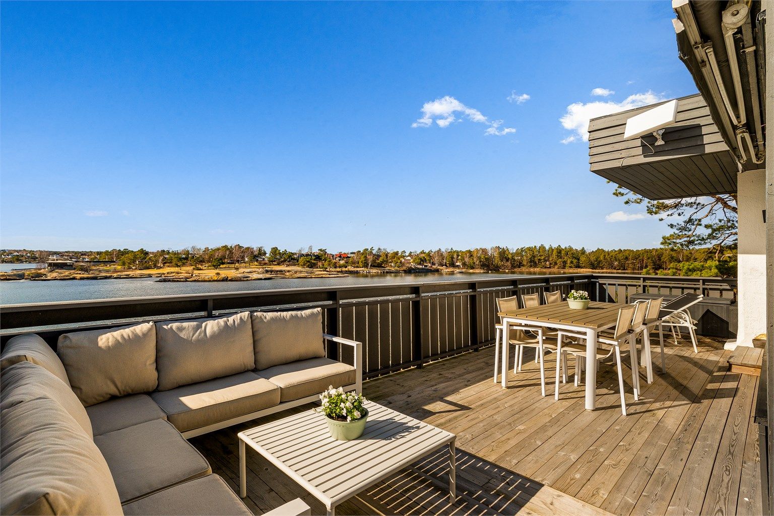Hyttas terrasse vender mot sjøen og har et areal på ca. 34 kvm. Med sol fra morgen til kveld ligger alt til rette for at både lange sommerdager og sene kvelder kan nytes til det fulle.