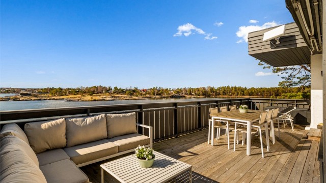 Hyttas terrasse vender mot sjøen og har et areal på ca. 34 kvm. Med sol fra morgen til kveld ligger alt til rette for at både lange sommerdager og sene kvelder kan nytes til det fulle.