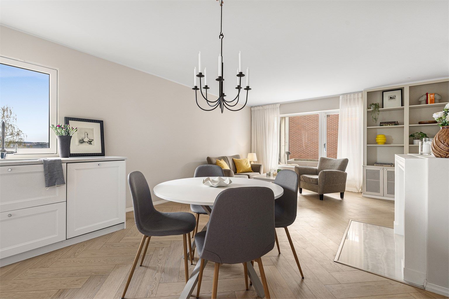 Den sosiale sonen er leilighetens naturlige samlingspunkt, med en flytende overgang mellom matlaging, måltider og avslapning. Foto: Trond Walsø / Walso Work