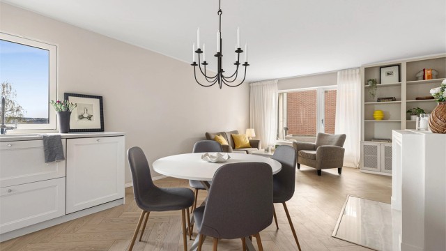 Den sosiale sonen er leilighetens naturlige samlingspunkt, med en flytende overgang mellom matlaging, måltider og avslapning. Foto: Trond Walsø / Walso Work