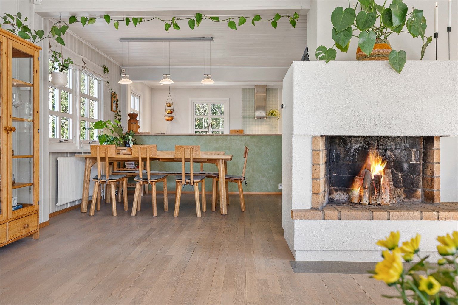 Åpen peis i hjerte av stuen.