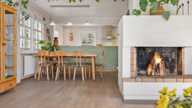 Åpen peis i hjerte av stuen.