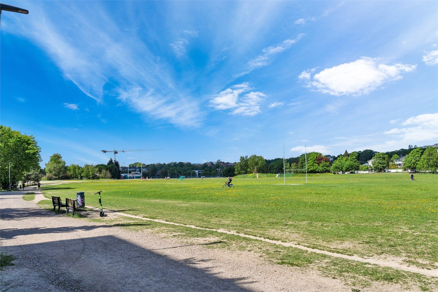 Få minutters gange unna ligger flere flotte parkområder. Voldsløkka er et naturlig sted å oppsøke for alle som bor på Sagene, Tåsen og Bjølsen