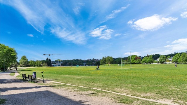 Få minutters gange unna ligger flere flotte parkområder. Voldsløkka er et naturlig sted å oppsøke for alle som bor på Sagene, Tåsen og Bjølsen