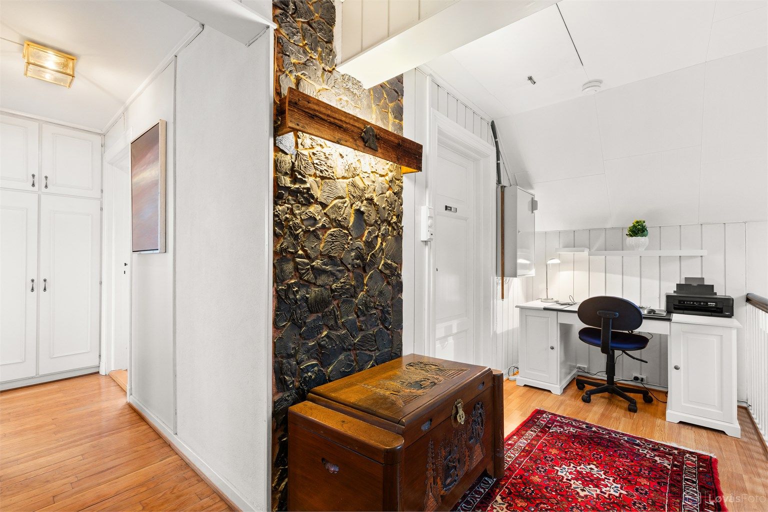 Gangen har plassbygde skap som gir rikelig med lagringsplass.