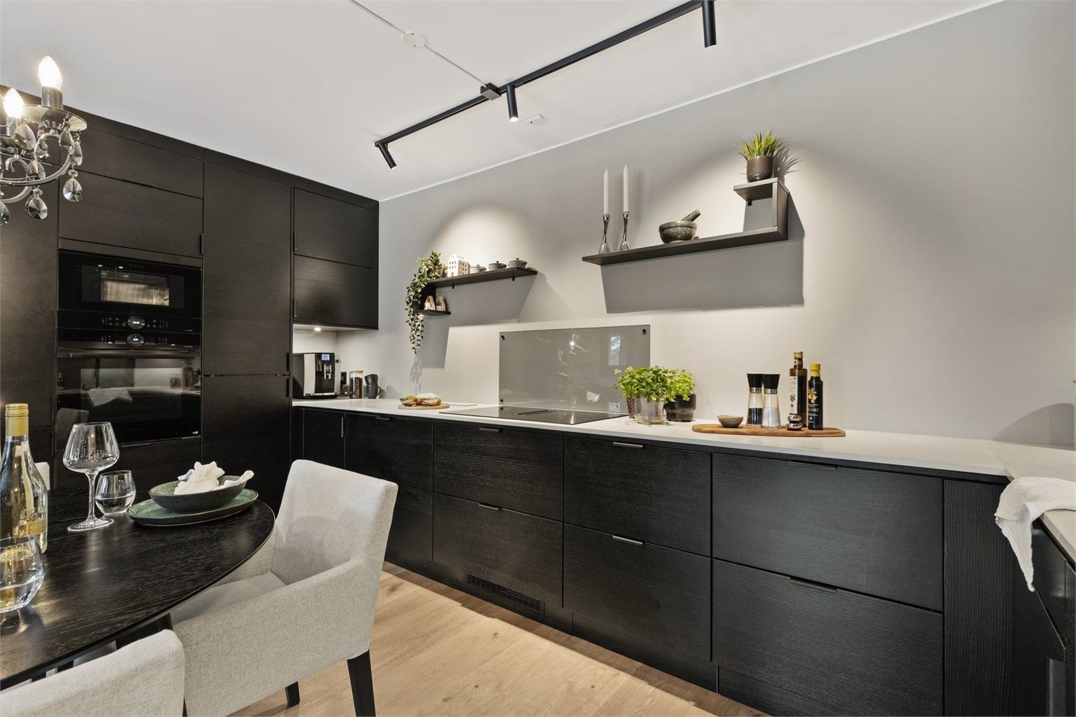 Hvitevarene er sømløst integrert i innredningen.