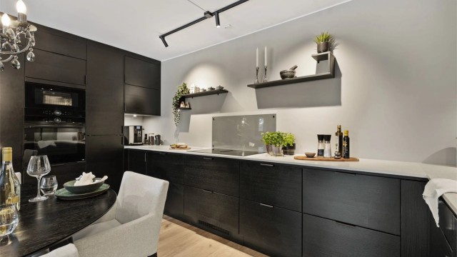 Hvitevarene er sømløst integrert i innredningen.