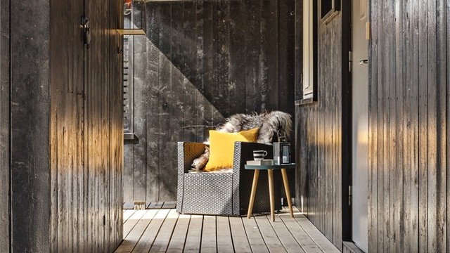 Overbygget inngangsparti med tilgang til flere boder.