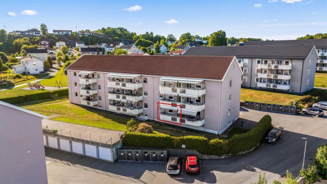 Leiligheten ligger i bygningens første etasje med enkel adkomst.