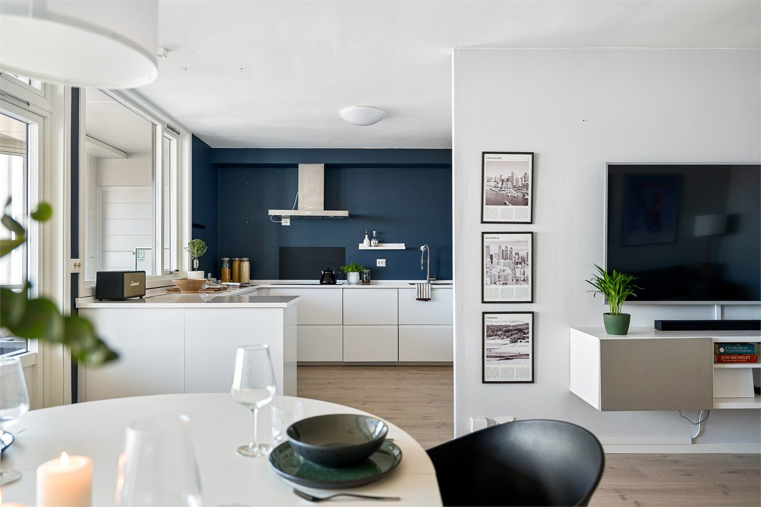 Leiligheten har en praktisk planløsning med en åpen stue- og kjøkkenløsning, bad, vaskerom, soverom, entré og bod. 