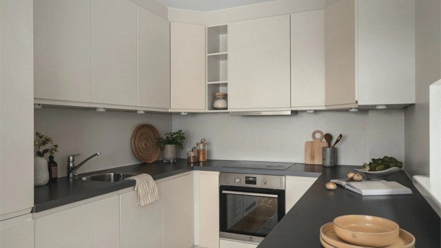 Stilrent HTH kjøkken med integrert stekeovn, platetopp, oppvaskmaskin og kjøleskap med fryser