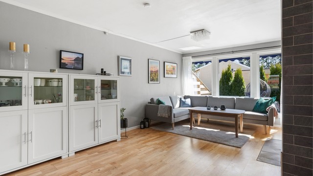 Stuen har god plass til sofagruppe og en peisovn som gir ekstra varme.