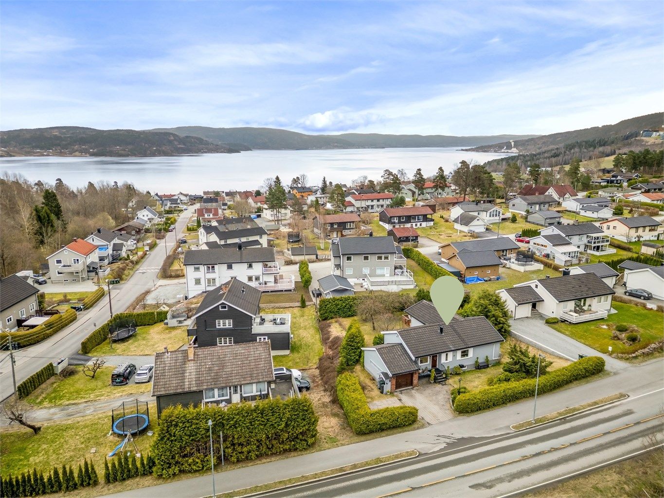 Et trygt og hyggelig nabolag, beskrevet som godt egnet for både barnefamilier og etablerere.