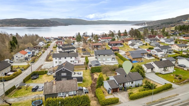 Et trygt og hyggelig nabolag, beskrevet som godt egnet for både barnefamilier og etablerere.