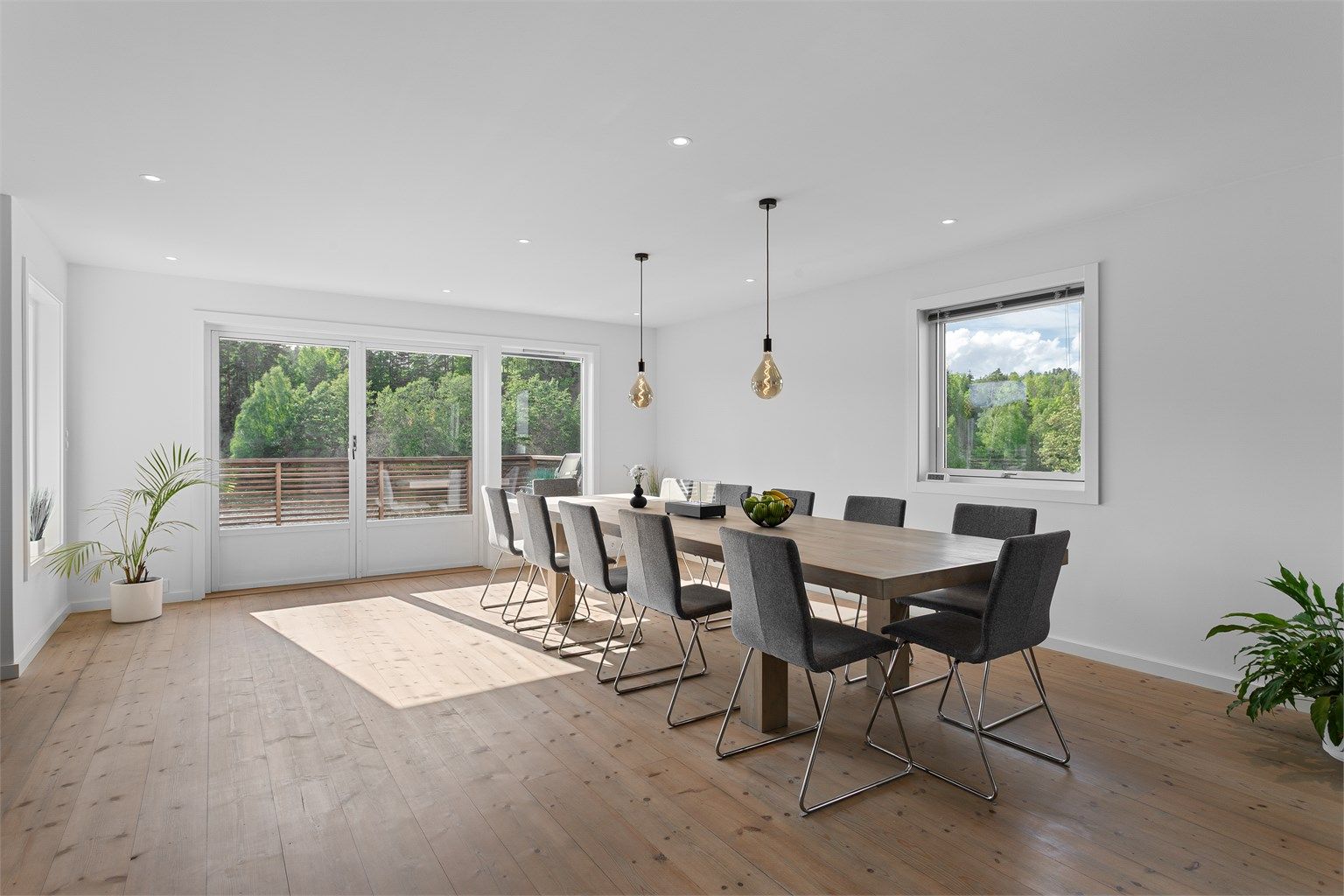 Utgang fra stuen til fin uteplass på balkong med god plass til utemøbler