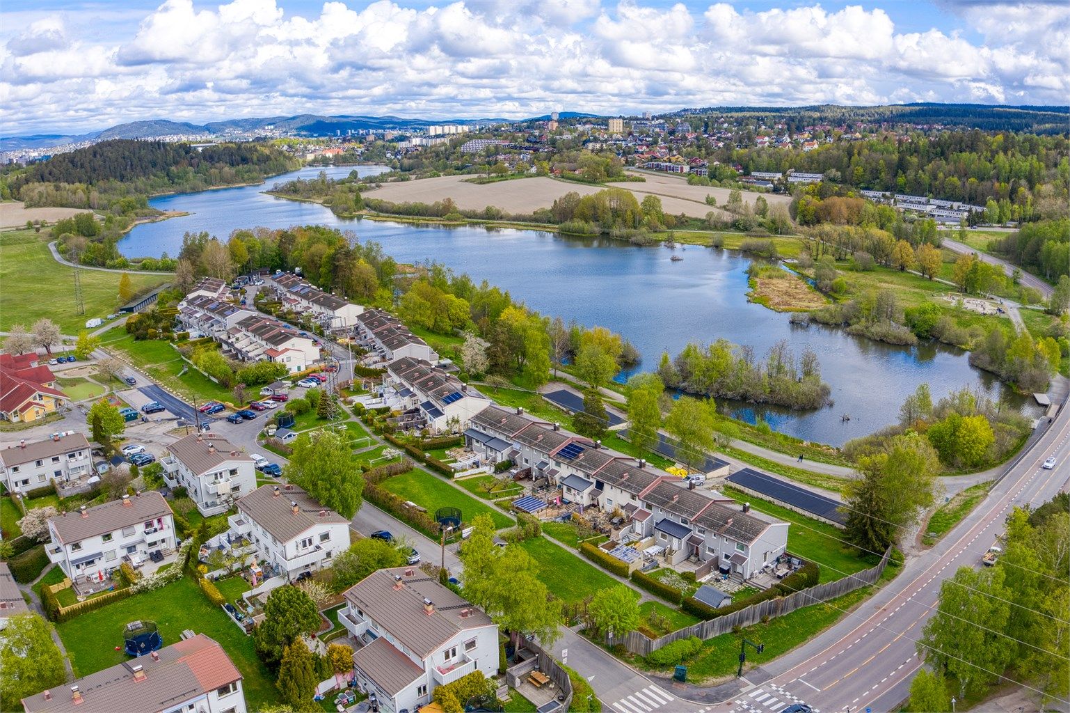 Østensjøvannet er et fredet naturreservat kjent for sitt rike fugleliv.