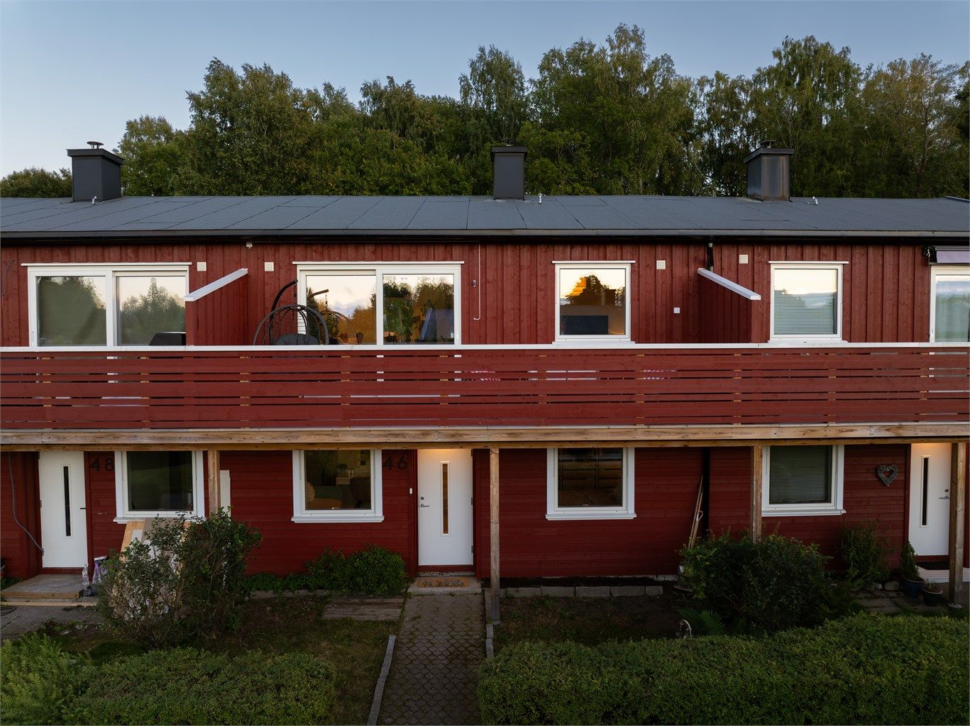 Vinduer og utvendig kledning på inngangssiden ble skiftet ut i regi av borettslaget i 2024.
