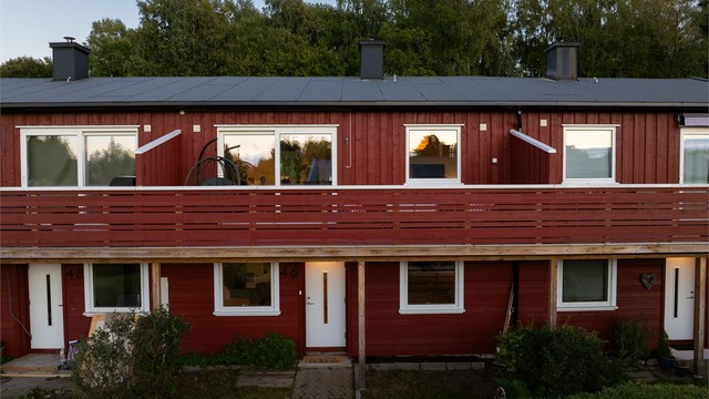 Vinduer og utvendig kledning på inngangssiden ble skiftet ut i regi av borettslaget i 2024.