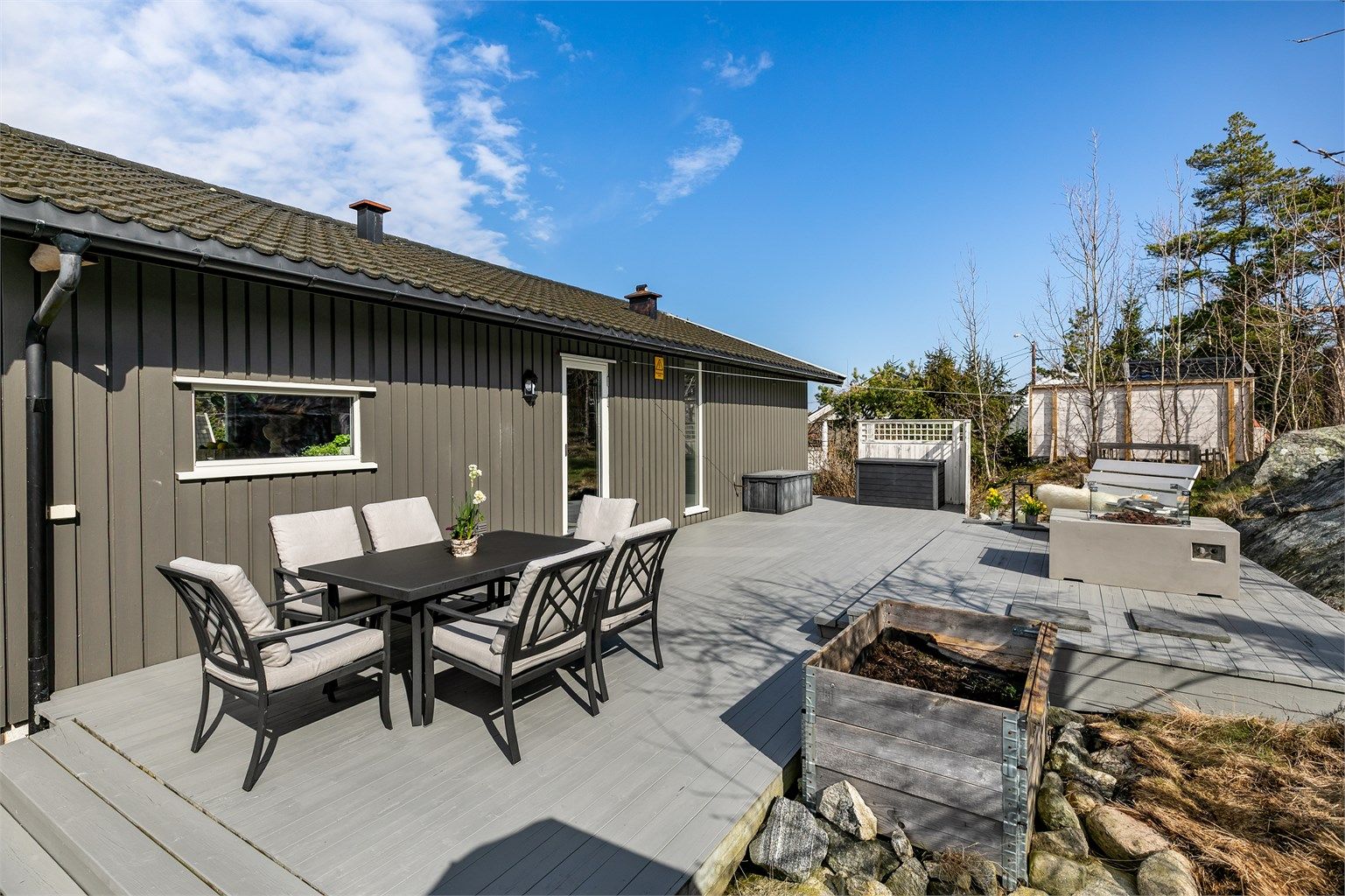 Ny terrassedør og nye vinduer ble installert i østveggen i 2020. Flere vinduer er skiftet ut i tidligere år, de øvrige er fra byggeåret.