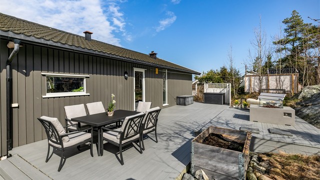 Ny terrassedør og nye vinduer ble installert i østveggen i 2020. Flere vinduer er skiftet ut i tidligere år, de øvrige er fra byggeåret.