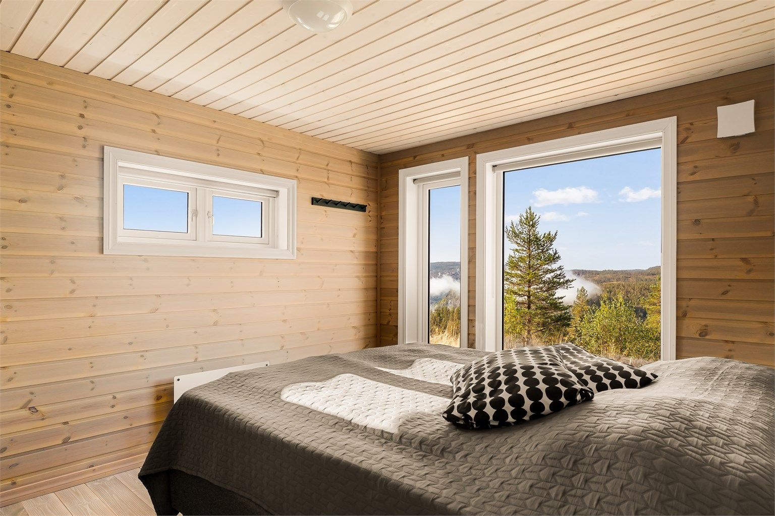 Her kan du våkne, trekke fra gardinene og starte dagen med fjellandskapet rett utenfor vinduet.