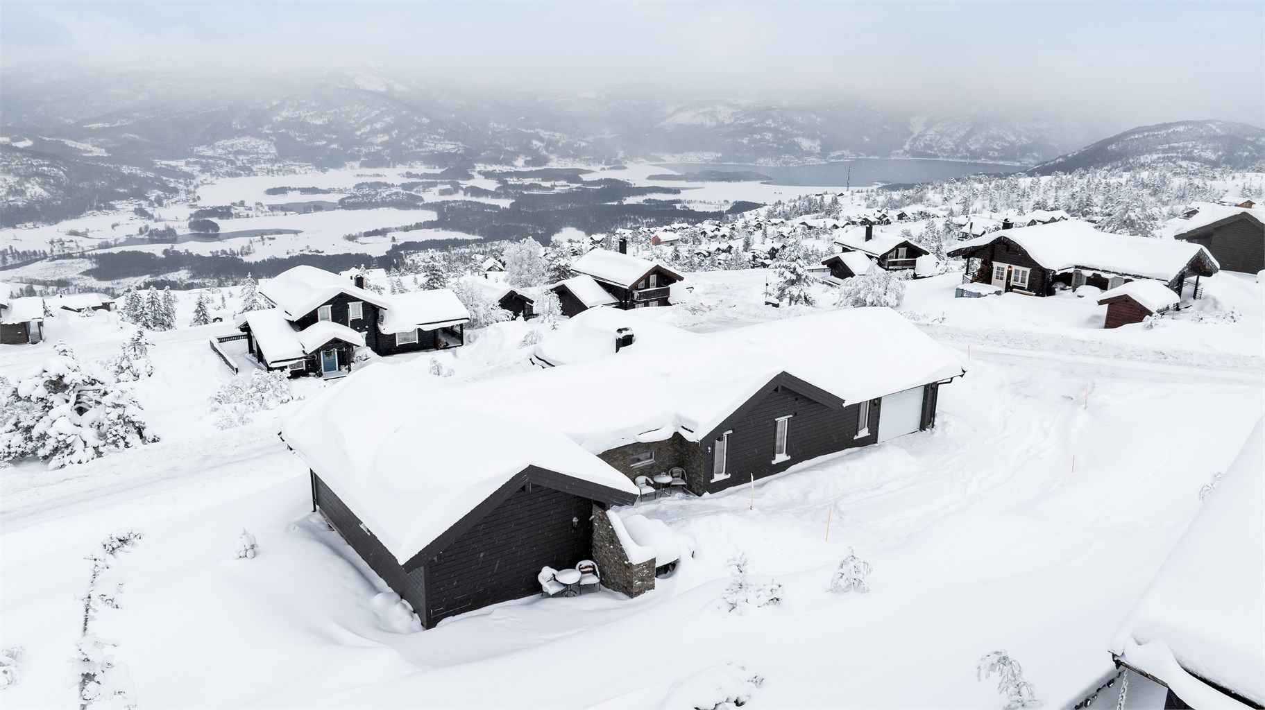 Fra hytten kan man nyte en flott utsikt i rolige og sol på solskinnsdager