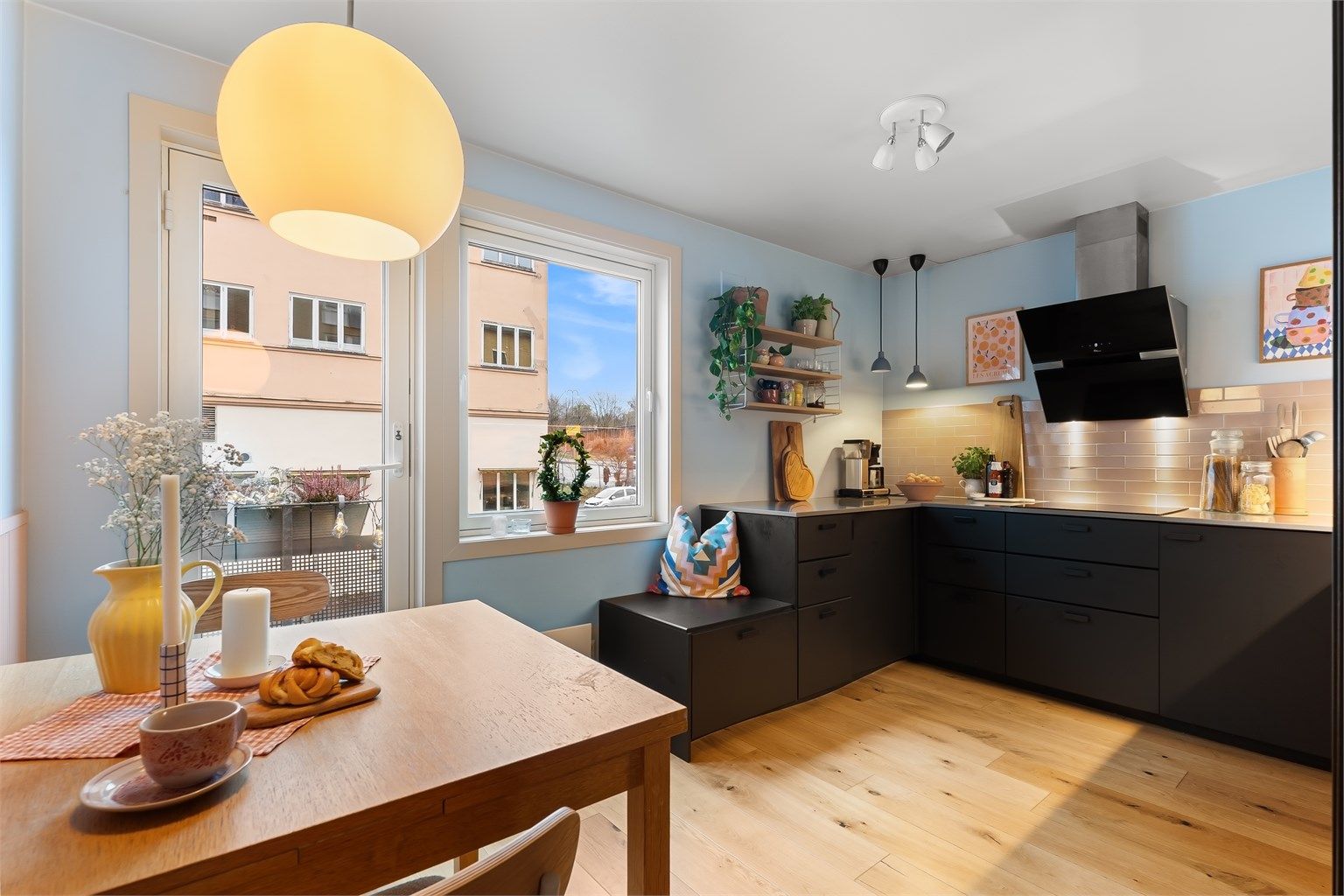 Kjøkkenet har en praktisk U-form og en hyggelig spiseplass ved vinduet.  Foto: Zovenifra AS.