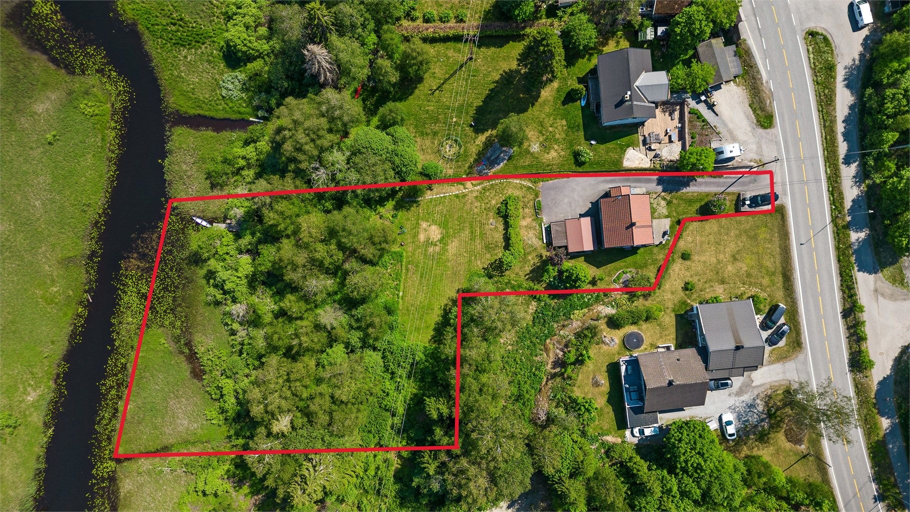 Uteområde - tegningen av eiendomsgrensen er kun en skisse, se vedlagt eiendomskart for nøyaktig måling av tomtegrense