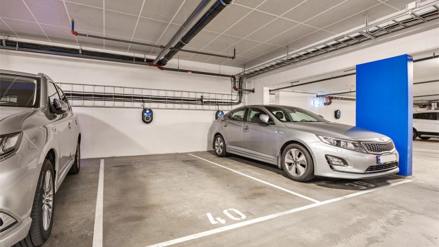 Garasjeplass med installert elbillader i felles underjordisk anlegg.