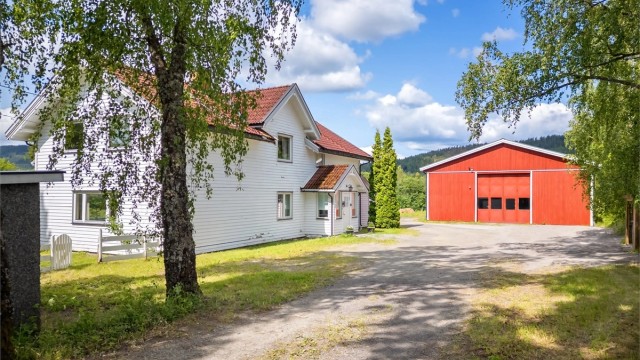 Frittstående dobbelgarasje med bod på ca. 38 kvm med jordgulv og sidehengslete garasjeporter av tre