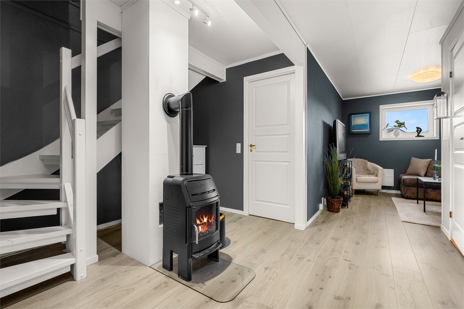 Kjellerstue med vedovn som skaper en lun stemning. Kjellerstuen og deler av gangen er opprinnelig byggemeldt som disponibelt rom og dermed ikke godkjent for varig opphold. Kjøper overtar alt ansvar, eventuell kostnad og risiko forbundet med dette.