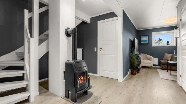 Kjellerstue med vedovn som skaper en lun stemning. Kjellerstuen og deler av gangen er opprinnelig byggemeldt som disponibelt rom og dermed ikke godkjent for varig opphold. Kjøper overtar alt ansvar, eventuell kostnad og risiko forbundet med dette.