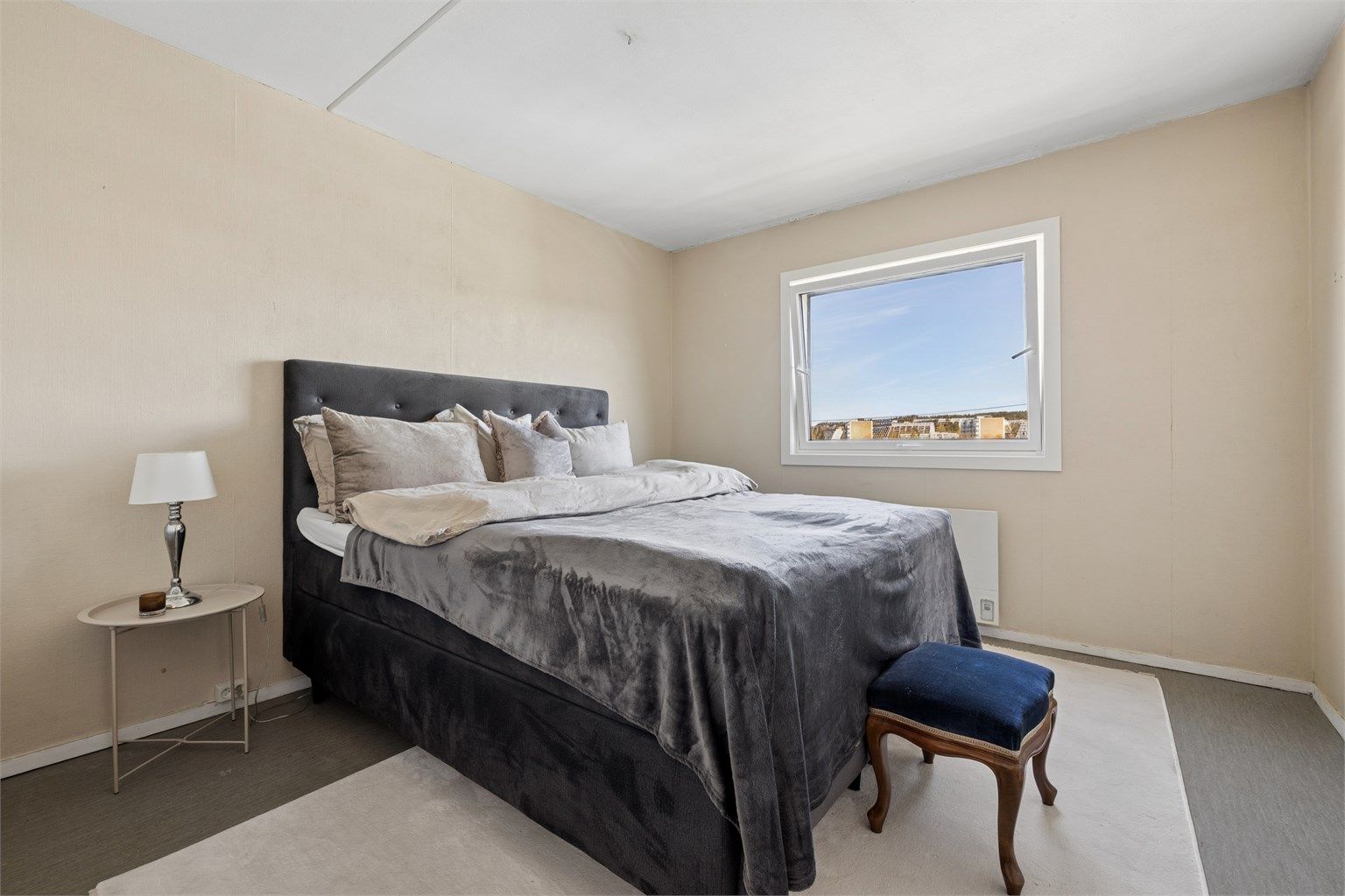 Hovedsoverommet tilbyr god plass for en stor seng og har et vindu med utsikt.