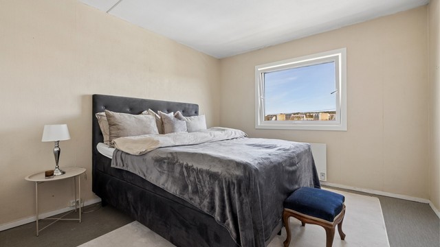 Hovedsoverommet tilbyr god plass for en stor seng og har et vindu med utsikt.