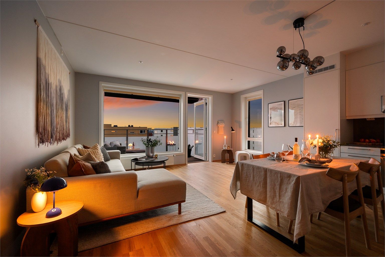 Høyt og fritt beliggende selveierleilighet med moderne kvaliteter, god planløsning og gjennomgående høy standard med alle punkter målt TG1!