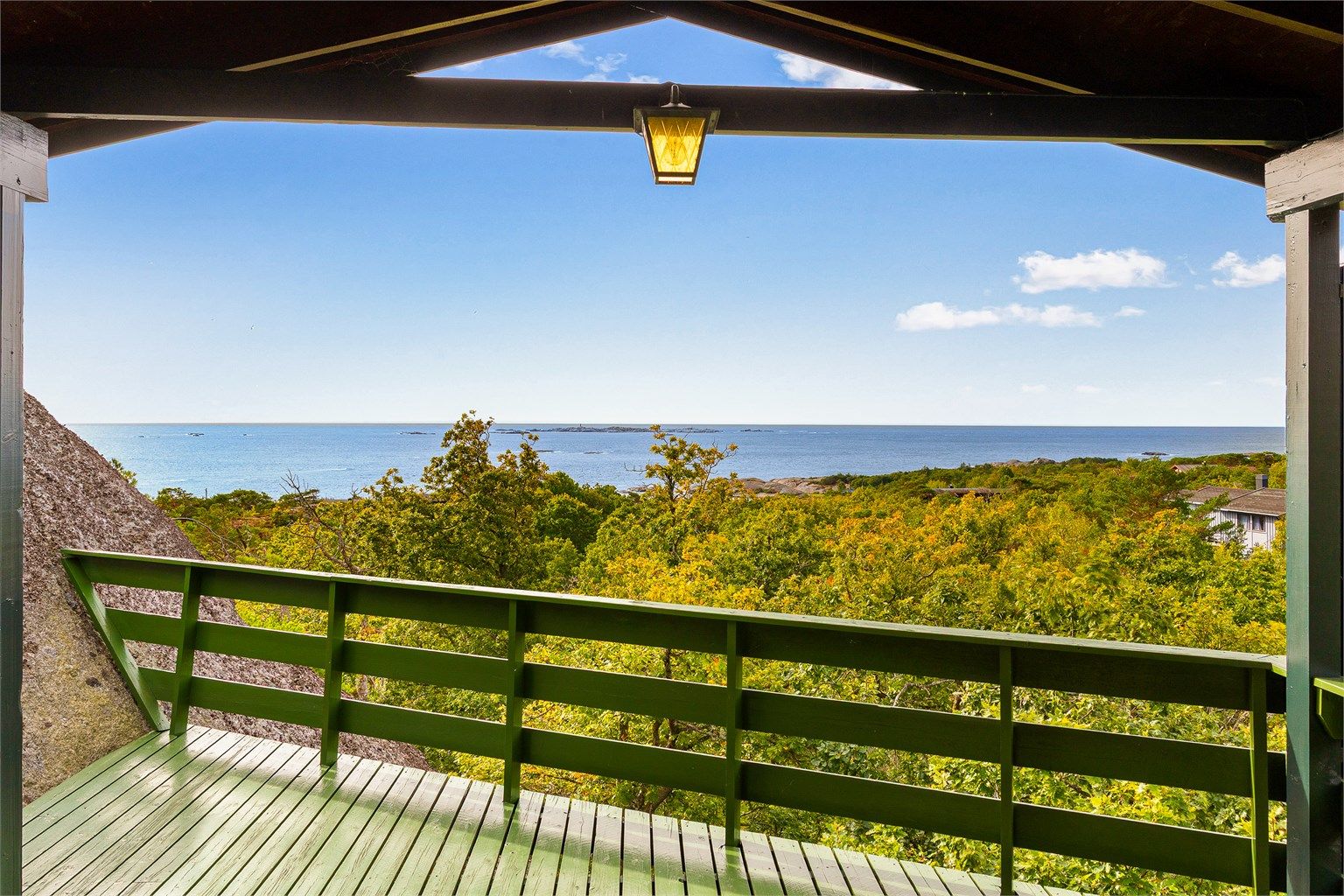 Spektakulær panoramautsikt over havet og mot Svenner fyr, her får du virkelig nyte den høye og usjenerte beliggenheten.
