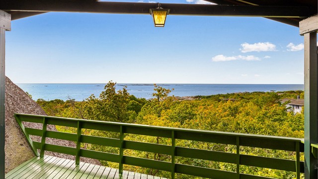 Spektakulær panoramautsikt over havet og mot Svenner fyr, her får du virkelig nyte den høye og usjenerte beliggenheten.