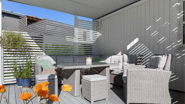 Overbygget terrasse på baksiden av boligen - Balkong utenfor kjøkkenet oppe