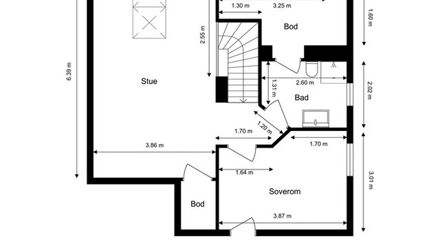 Loftsetasjen på 39 m² gir boligen en ekstra dimensjon med stue, soverom, bad og to boder.