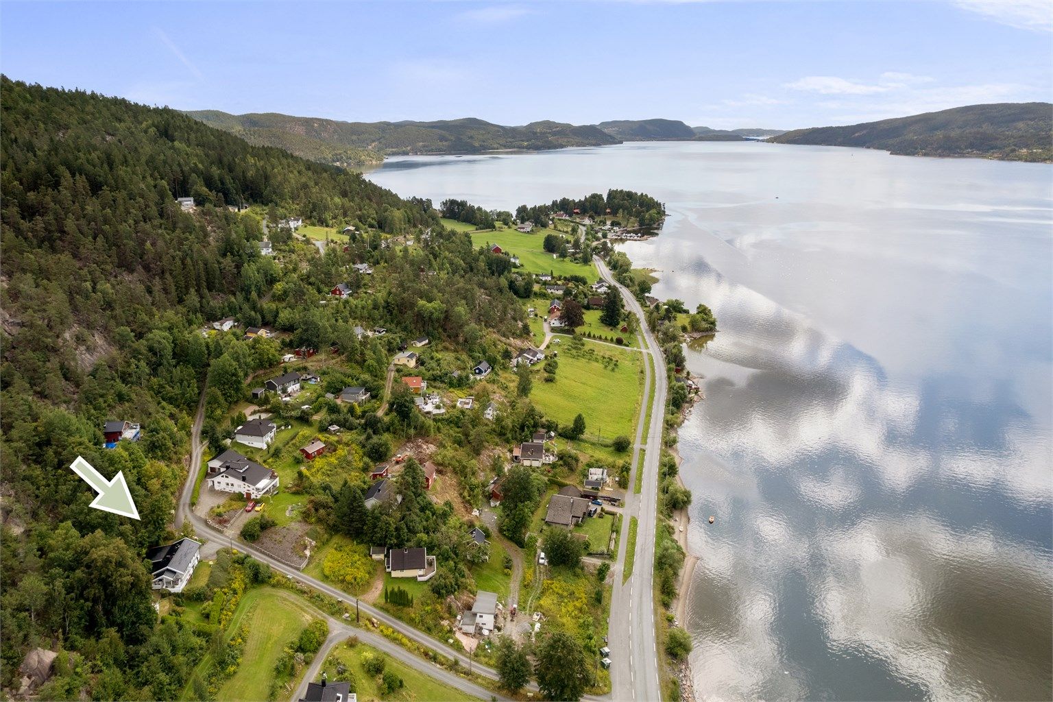 Nærmeste tettsted er Hyggen, med barnehage, skole og idrettsforening.