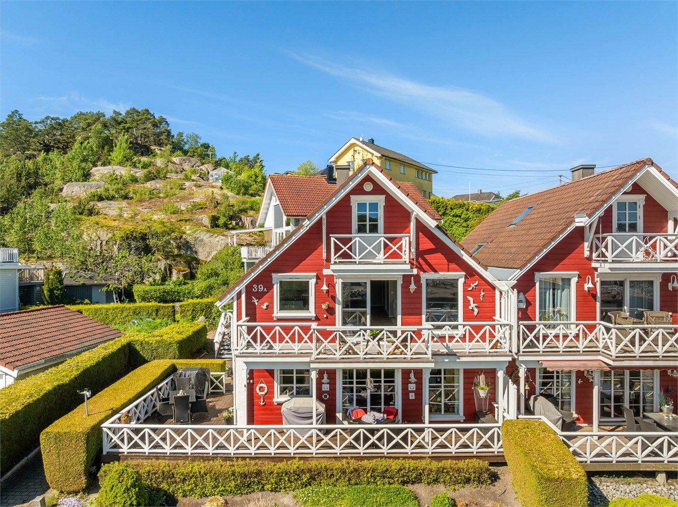 Leiligheten omfatter både byggets andre etasje og loftsetasjen.