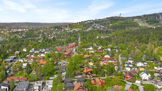 Eiendommen ligger i et etablert og rolig villastrøk på Vettakollen.