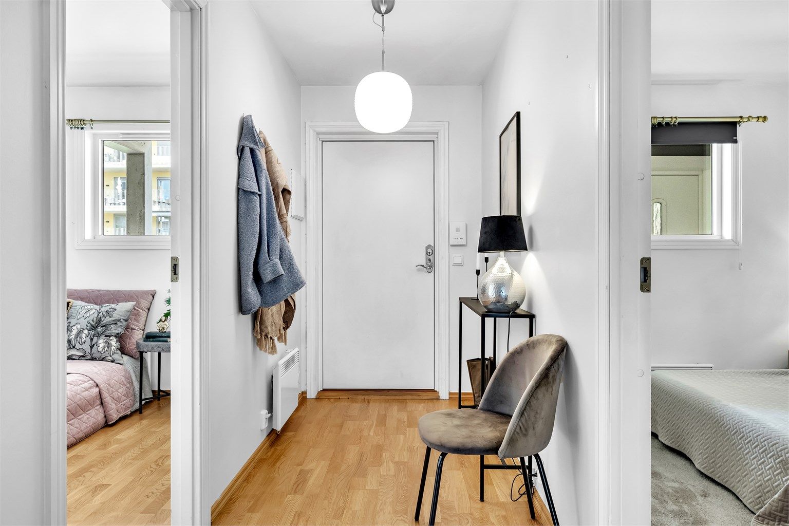 Boligen har entré med mulighet for å ha kommode for oppbevaring og for sette fra seg skoene. 