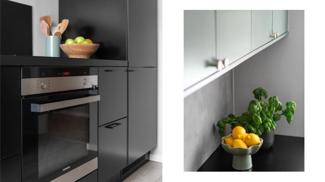 Kjøkkenet er utstyrt med integrert stekeovn, platetopp, oppvaskmaskin, vaskemaskin og kjøl-/fryseskap.