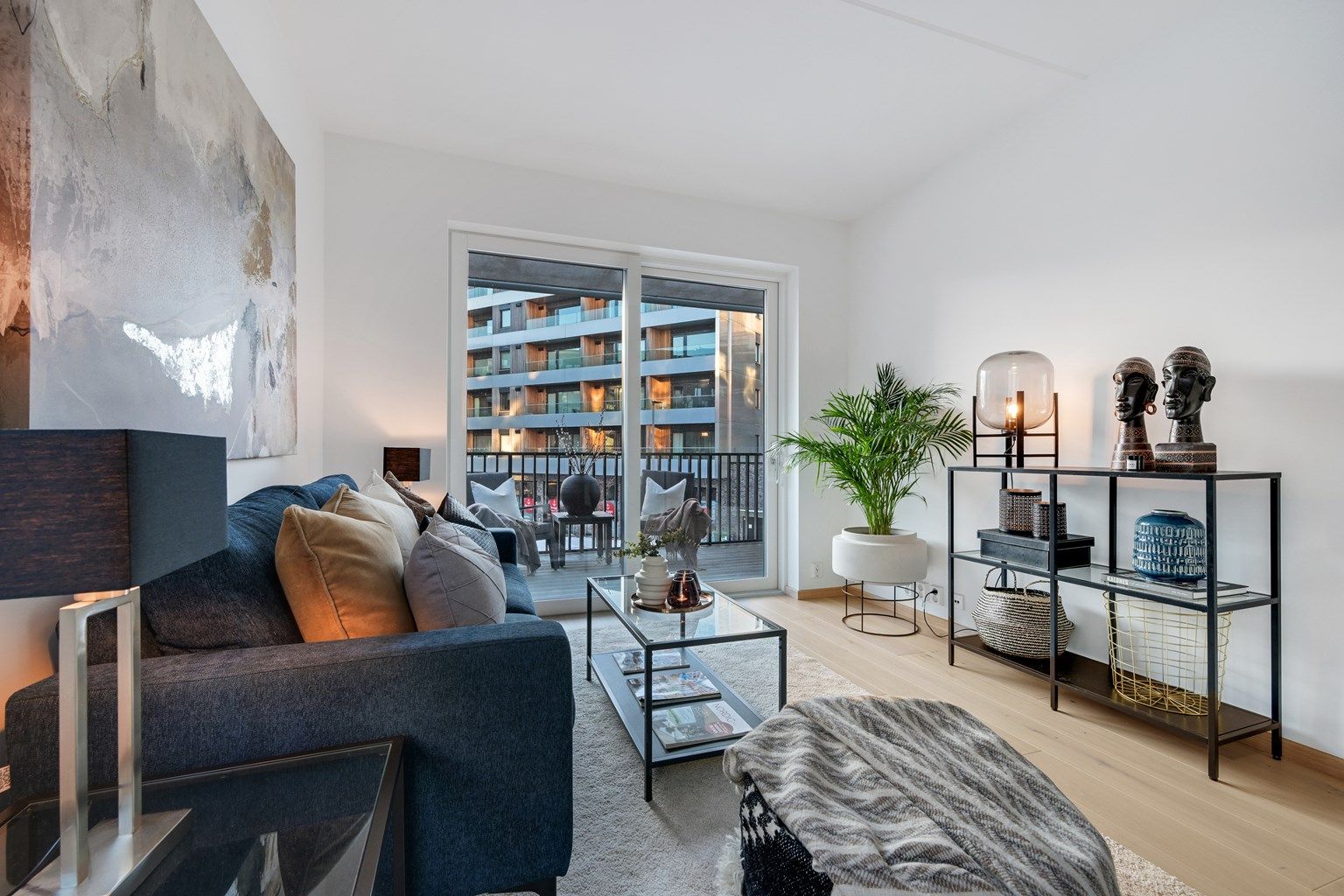 Velkommen til en helt ny og lekker leilighet med god planløsning, heisadkomst, 2 soverom og romslig balkong.