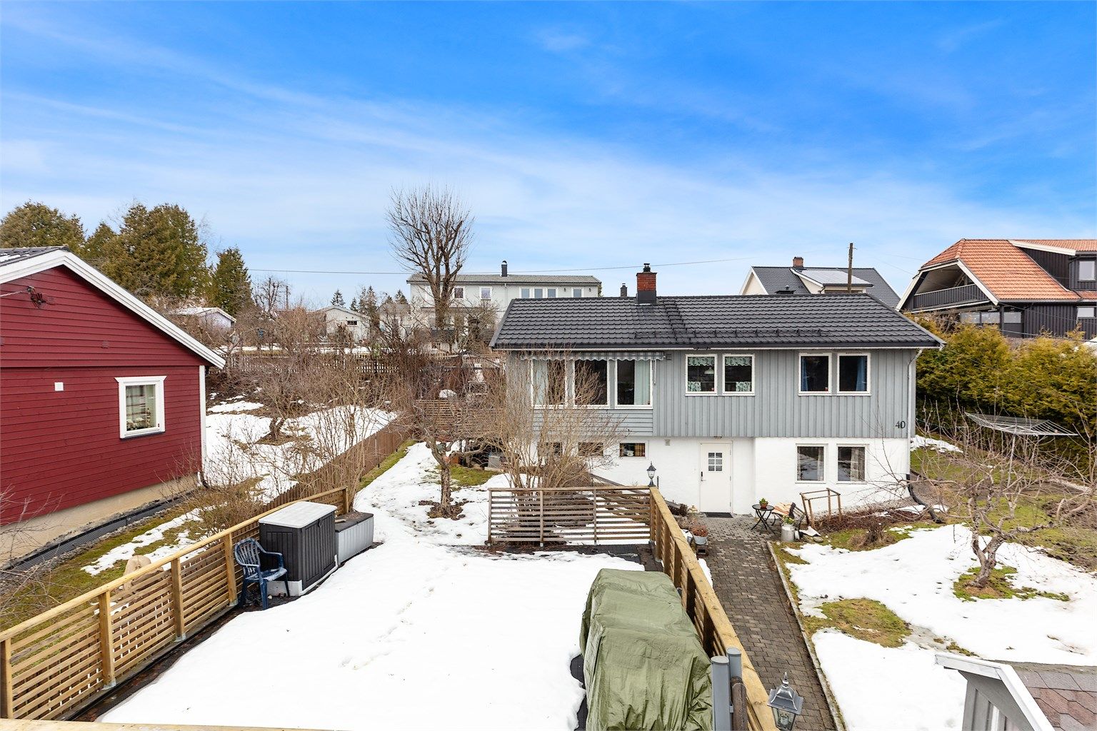 Tomten er pent opparbeidet med plen og diverse beplantning beleggningsstein fra garasje og opp til inngangspartiet