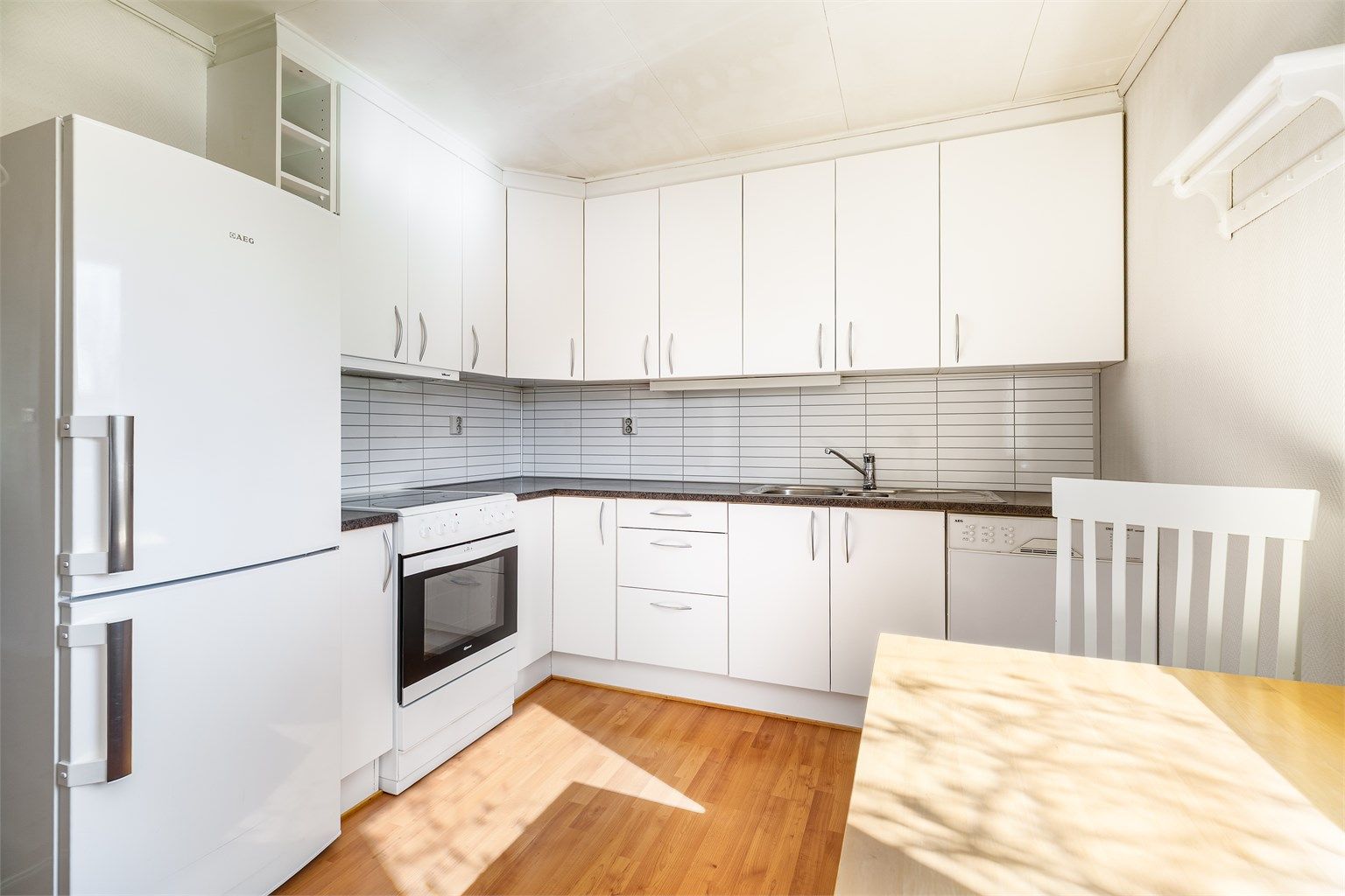 Kjøkkeninnredningen er fra ukjent årstall, men funksjonell og praktisk utformet. Hvitevarer medfølger ikke.