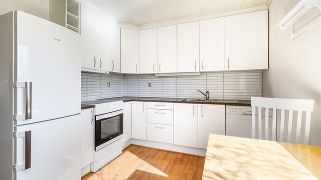 Kjøkkeninnredningen er fra ukjent årstall, men funksjonell og praktisk utformet. Hvitevarer medfølger ikke.