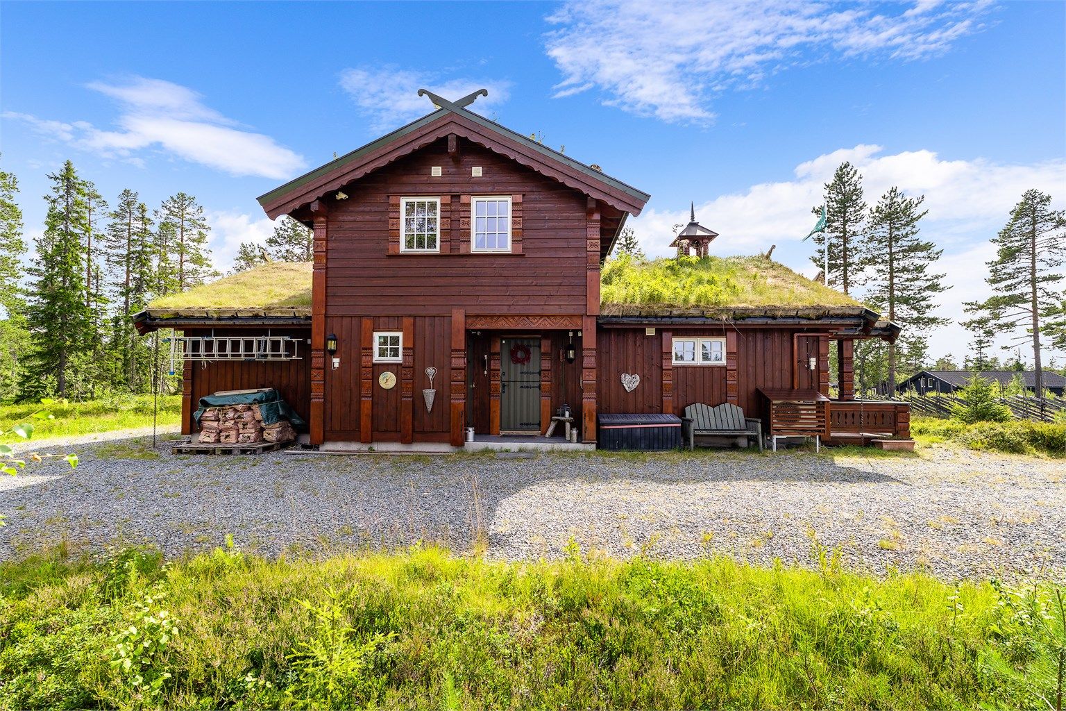 Hytta er oppført i norsk håndverk, og har gress på taket.